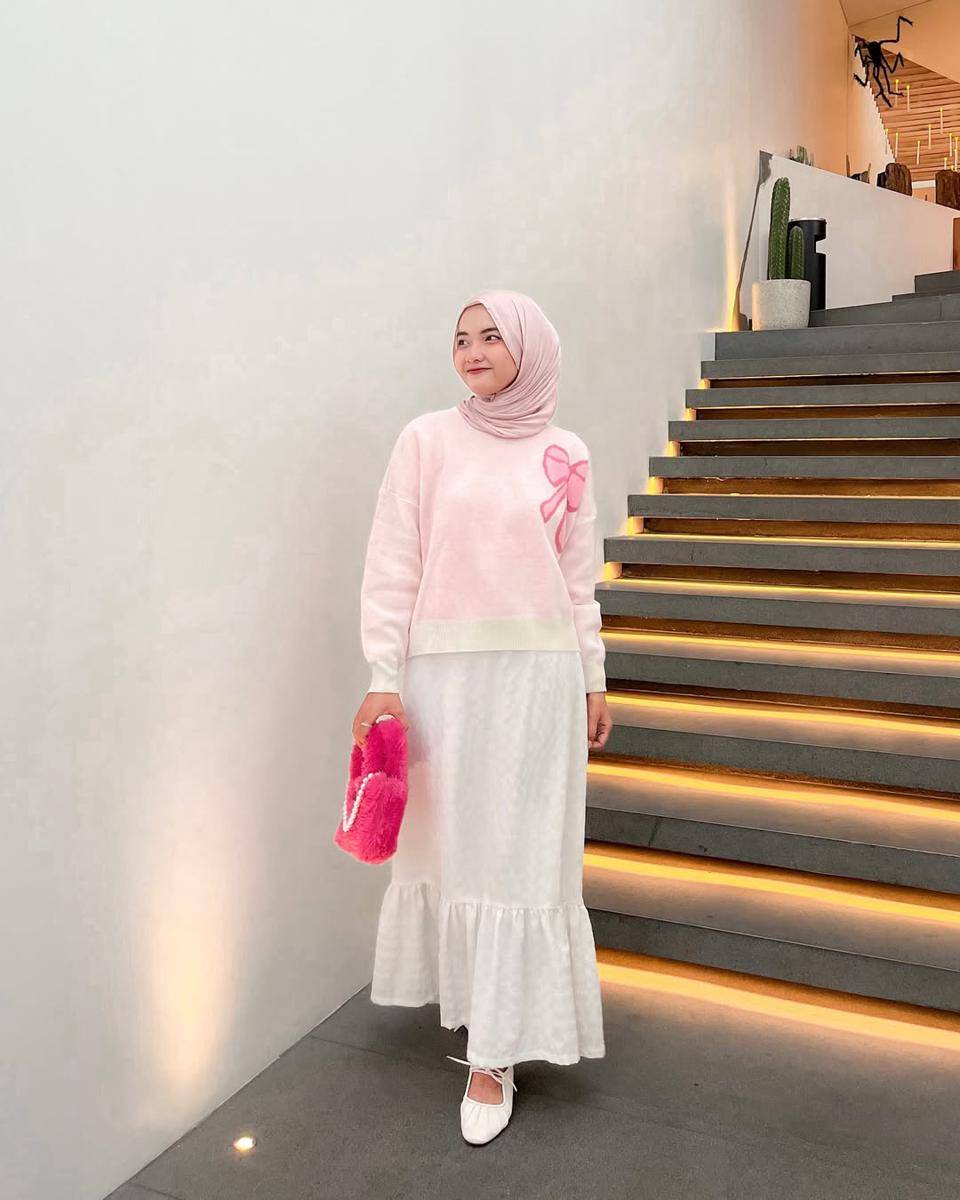 ide styling sweater dan rok ala Linan Dikas
