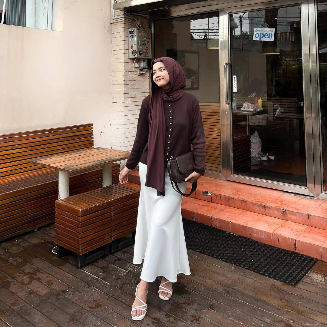 OOTD sweater dan rok ala Linan Dikas