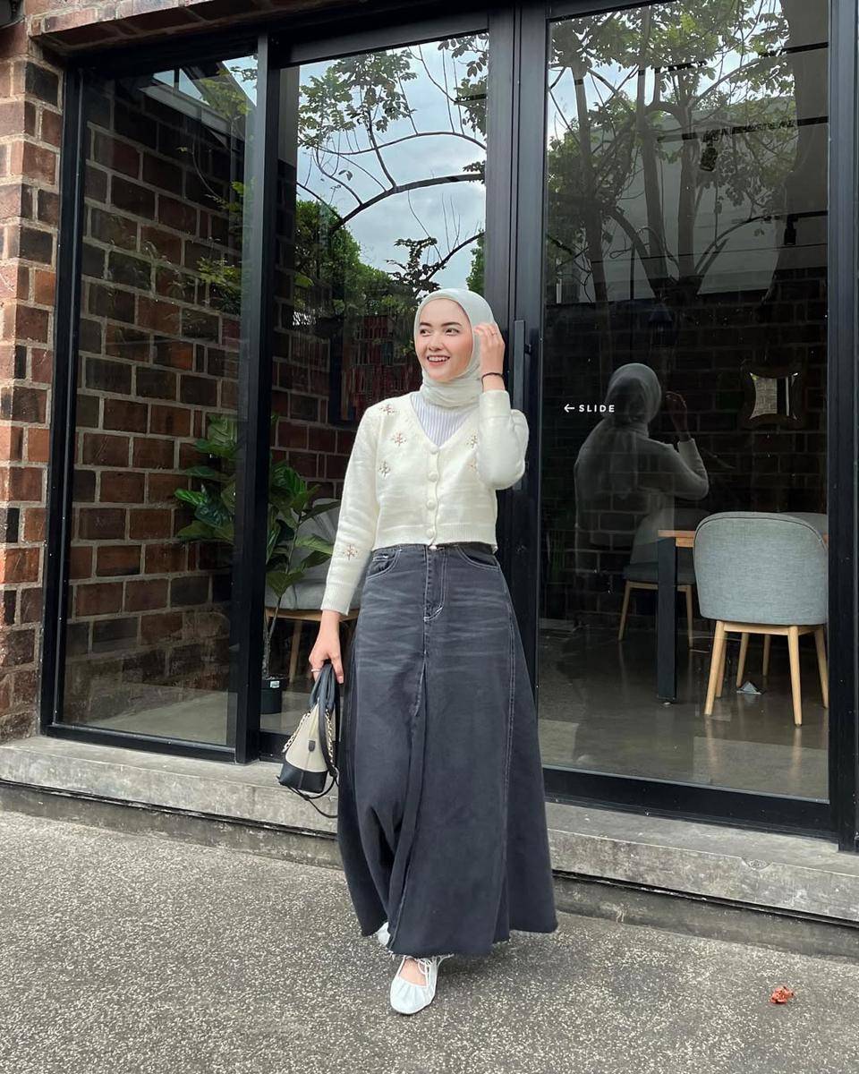 potret styling sweater dan rok ala Linan Dikas