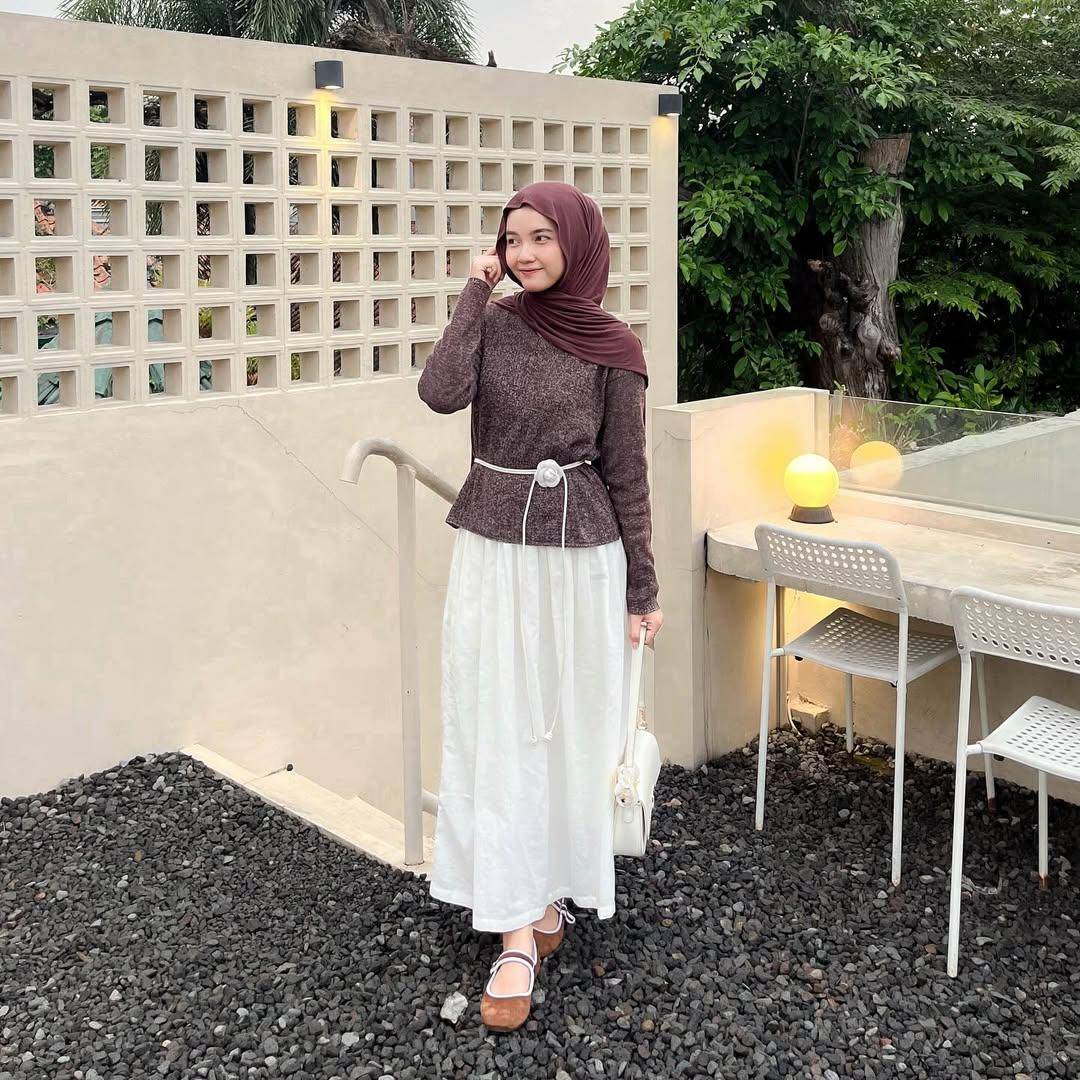 Outfit sweater dan rok ala Linan Dikas