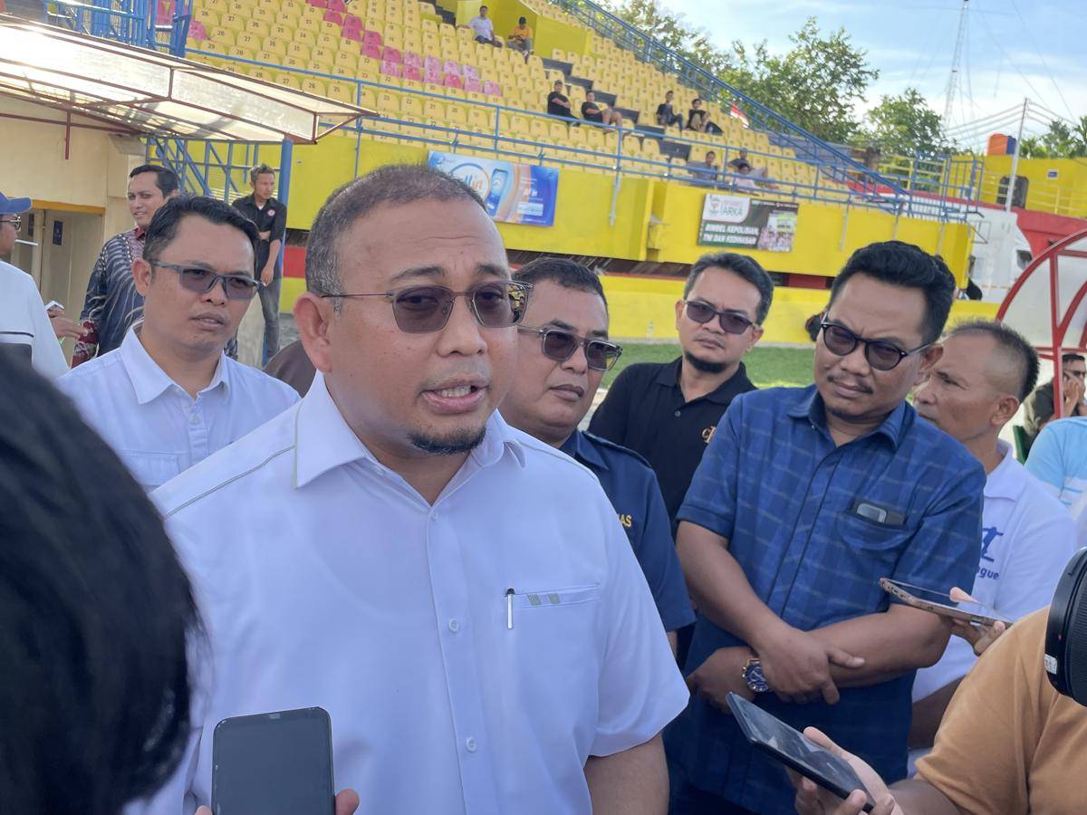 Andre Rosiade saat mengecek Stadion H Agus Salim Padang (Foto: IDN Times/Halbert Caniago)