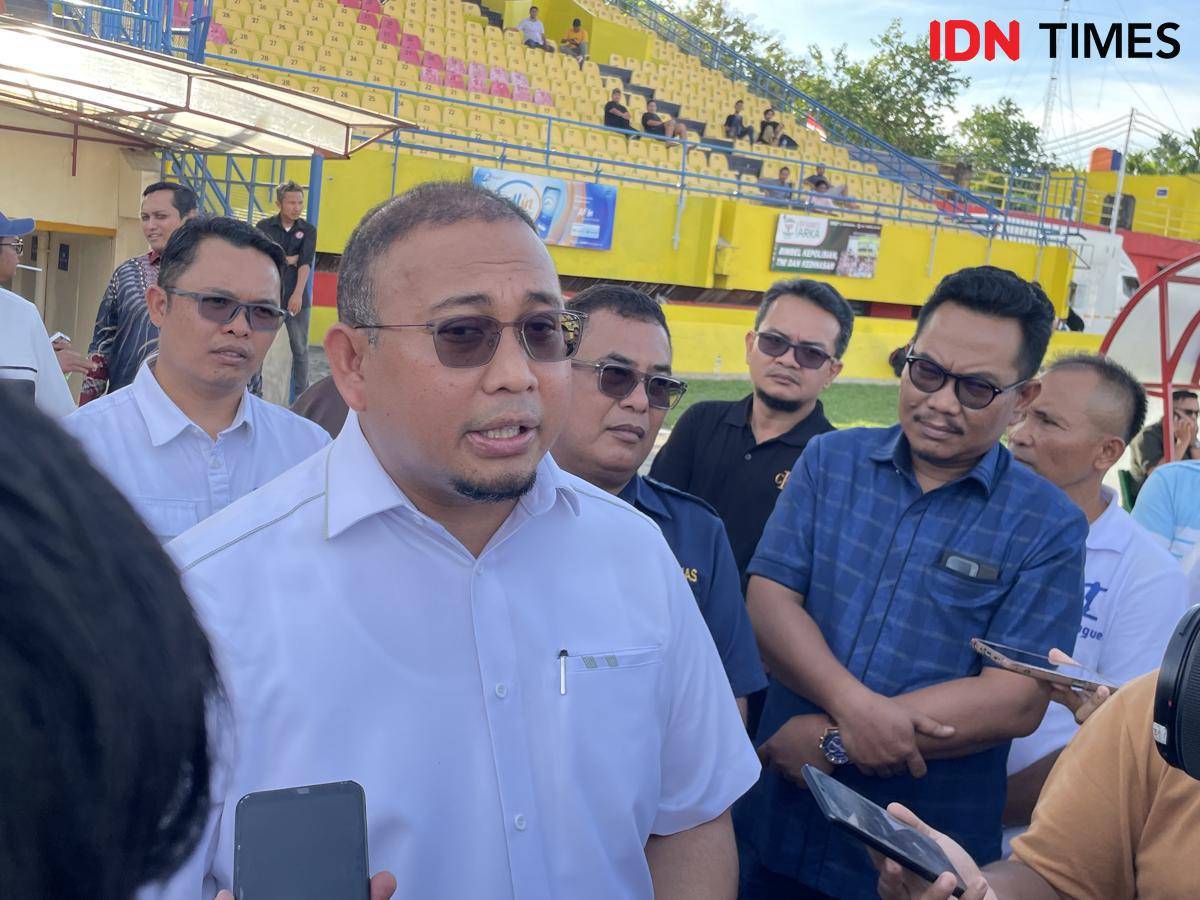 Andre Rosiade saat mengecek Stadion H Agus Salim Padang