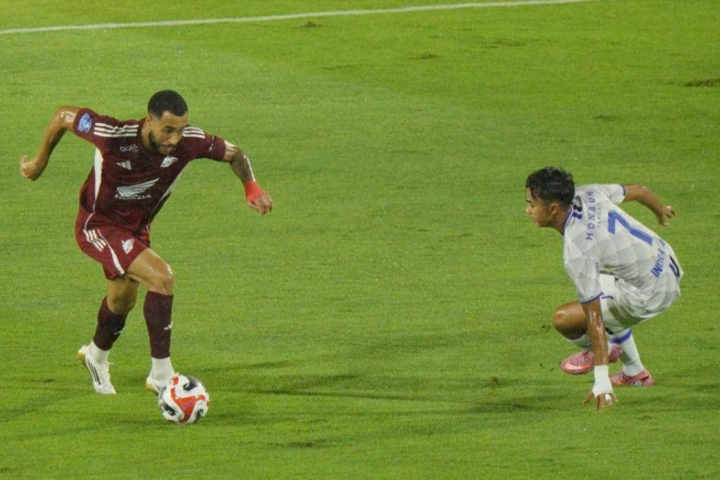 Aksi pemain PSM Makassar, Victor Luiz (kiri), dalam laga pekan pertama BRI Liga 1 2025/2026 melawan Persijap Jepara di Stadion BJ Habibie Parepare pada 8 Agustus 2025. (Dok. I.League)