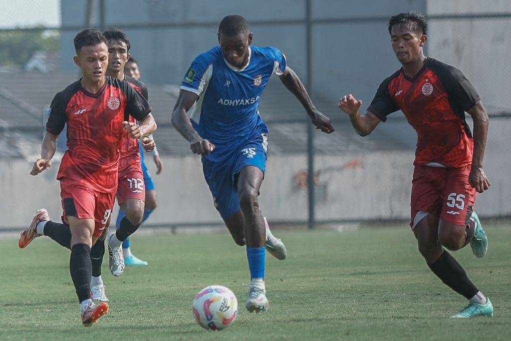 Aksi pemain Adhyaksa FC, Adilson da Silva (tengah), dalam uji coba melawan Persija Jakarta U-20 di Lapangan Latihan Jakarta International Stadium (JIS) pada 9 Agustus 2025. (Instagram.com/adhyaksafootballclub)