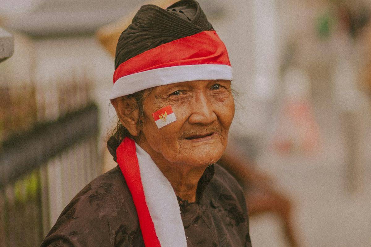ilustrasi seorang lansia merayakan Hari Kemerdekaan (unsplash.com/krisna azie)