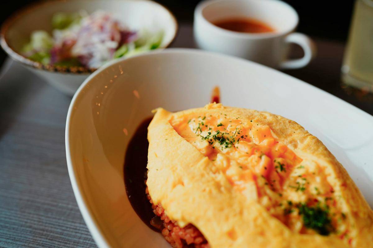 ilustrasi omurice bento 