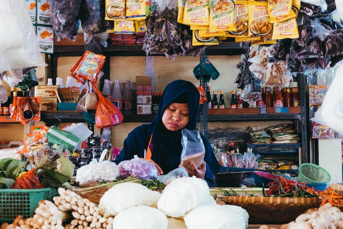 ilustrasi pedagang di pasar tradisional (unsplash.com/Devi Puspita Amartha Yahya)