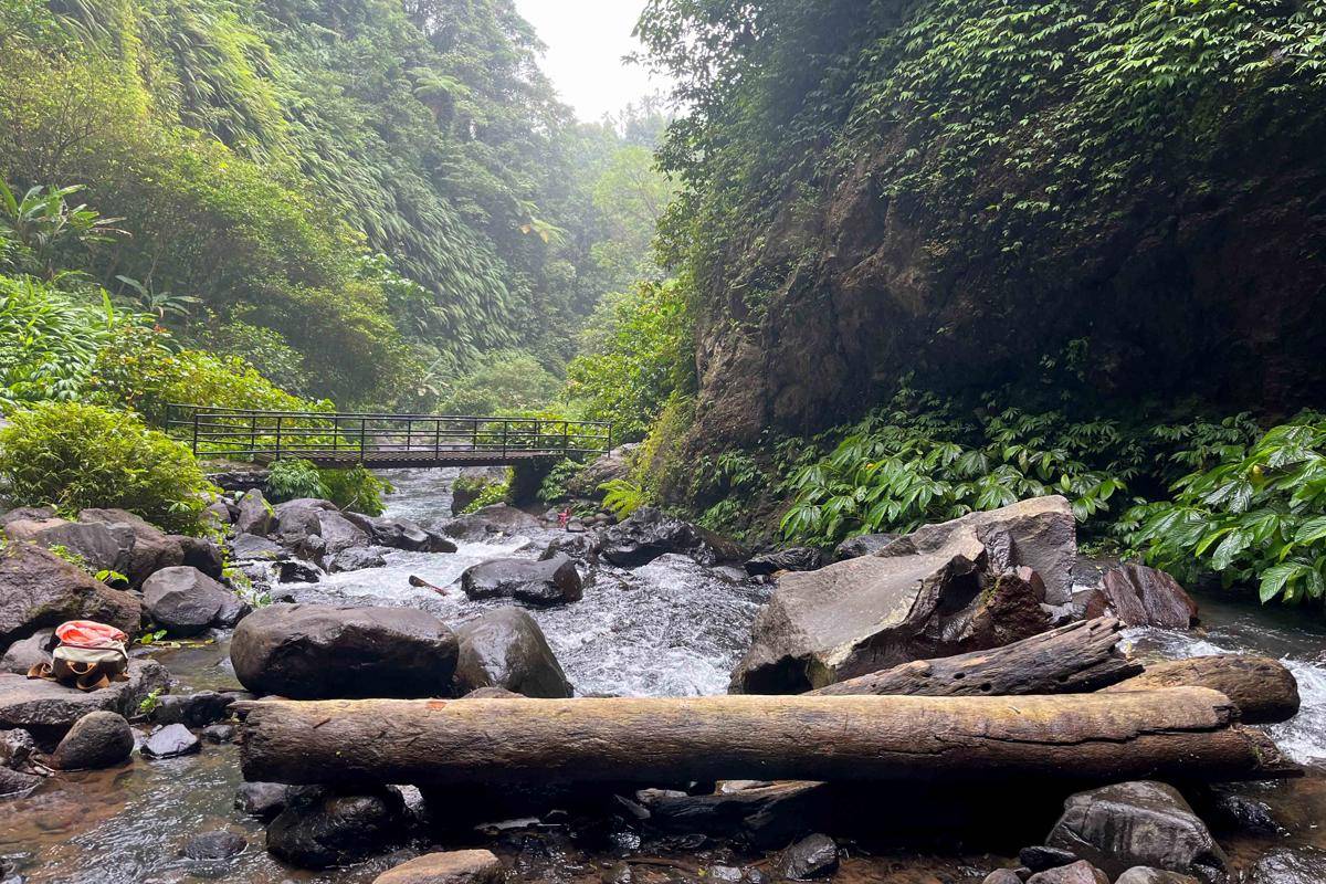 sungai kecil di dekat air terjun (dok.pribadi/Natalia Indah)
