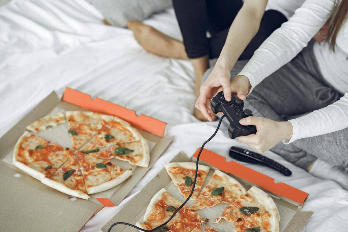 makan di atas tempat tidur 