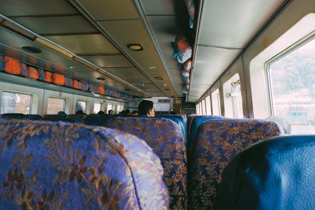 ilustrasi naik kereta