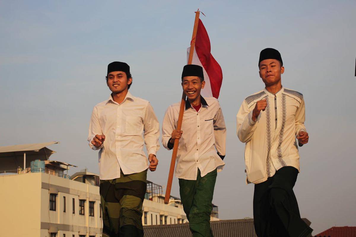 sekelompok pria merayakan kemerdekaan