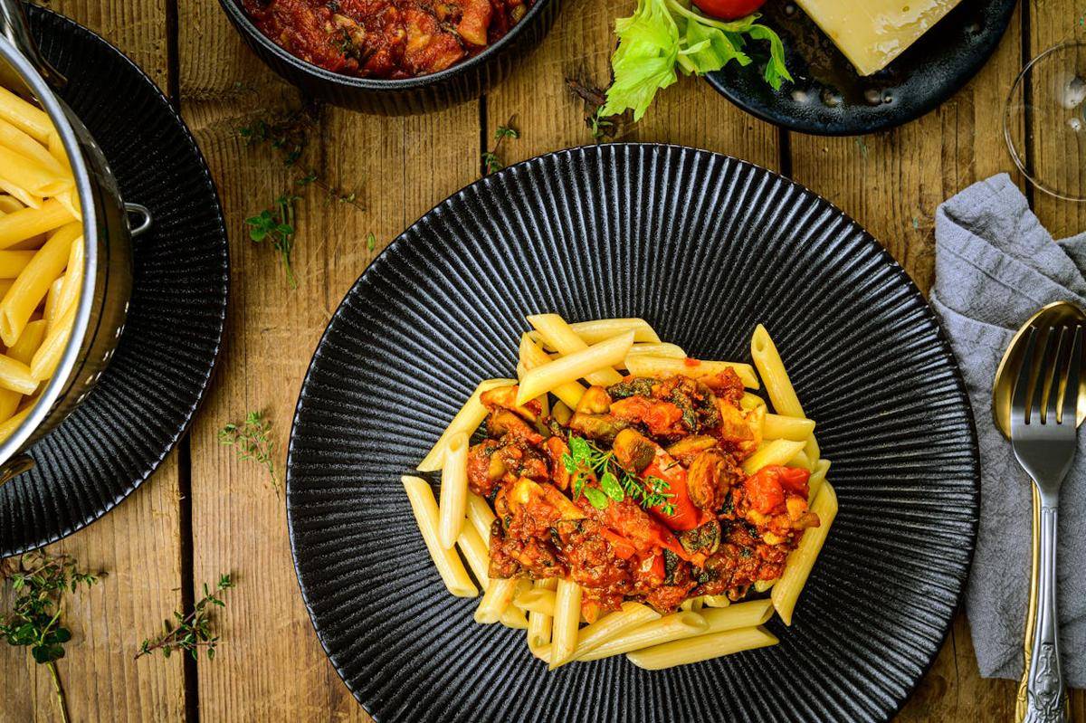 ilustrasi penne tuna kacang polong