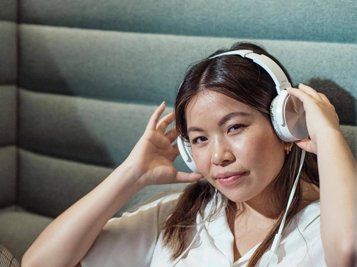 ilustrasi mendengarkan musik (pexels.com/Kindel Media)