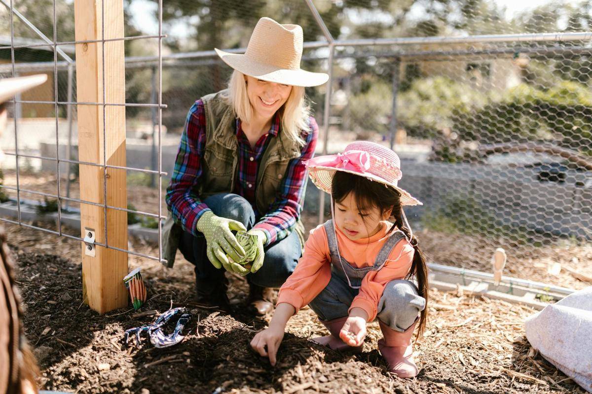 ilustrasi ibu dan anak berkebun (pexels.com/RDNE Stock project)