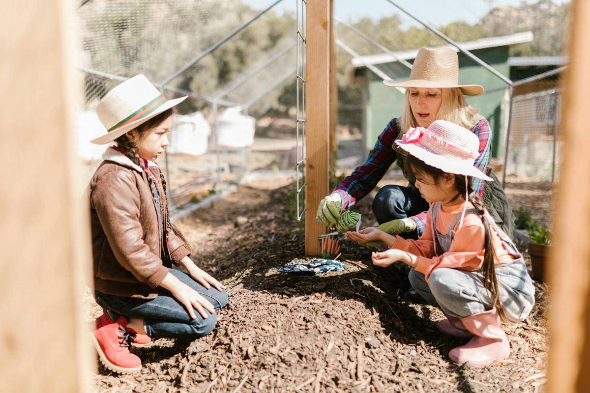 ilustrasi ibu dan anak berkebun (pexels.com/RDNE Stock project)