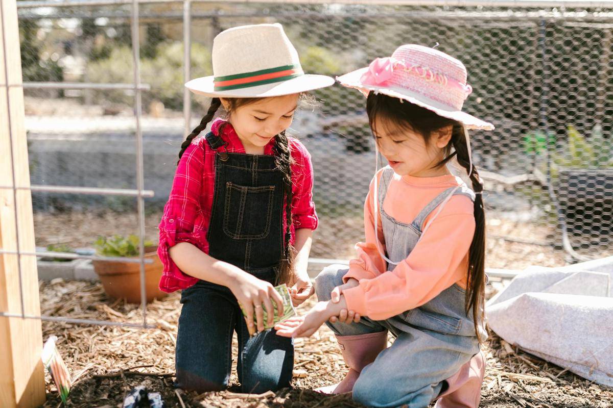 ilustrasi anak berkebun (pexels.com/RDNE Stock project)
