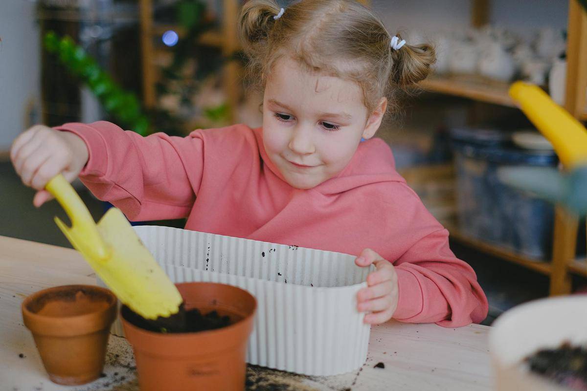 ilustrasi anak berkebun (pexels.com/Anna Shvets)