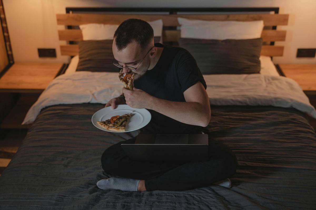 makan di tempat tidur 