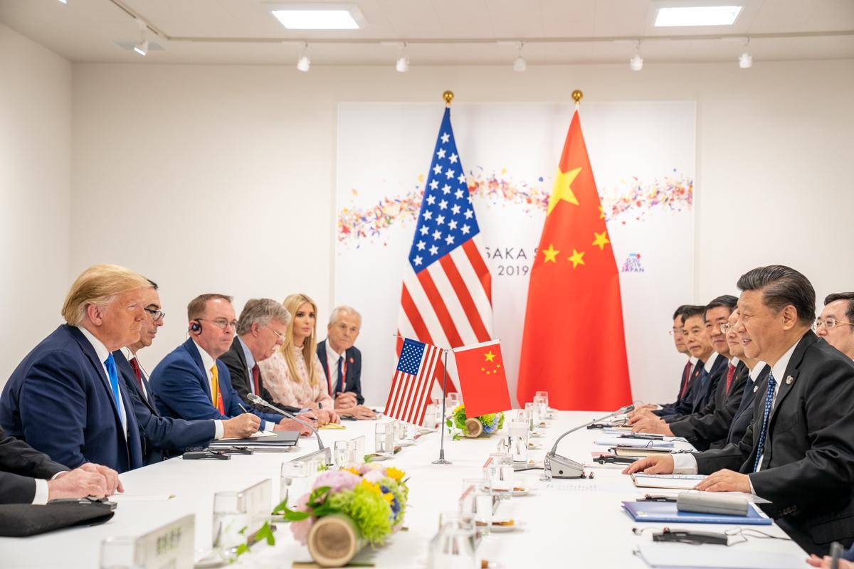 Pertemuan bilateral Presiden AS, Donald Trump, dan Presiden China, Xi Jinping. (The White House from Washington, DC, Public domain, via Wikimedia Commons)