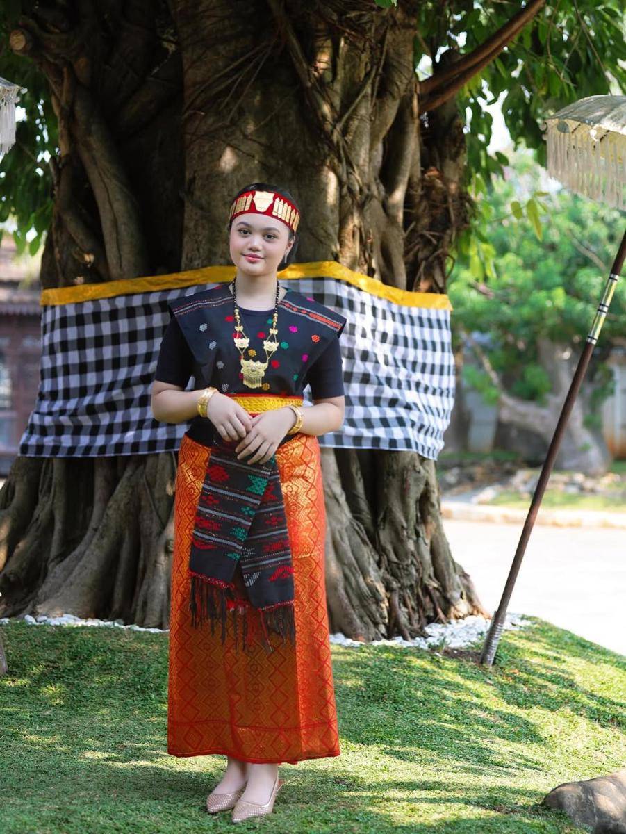 potret Amora Lemos berbusana Batak