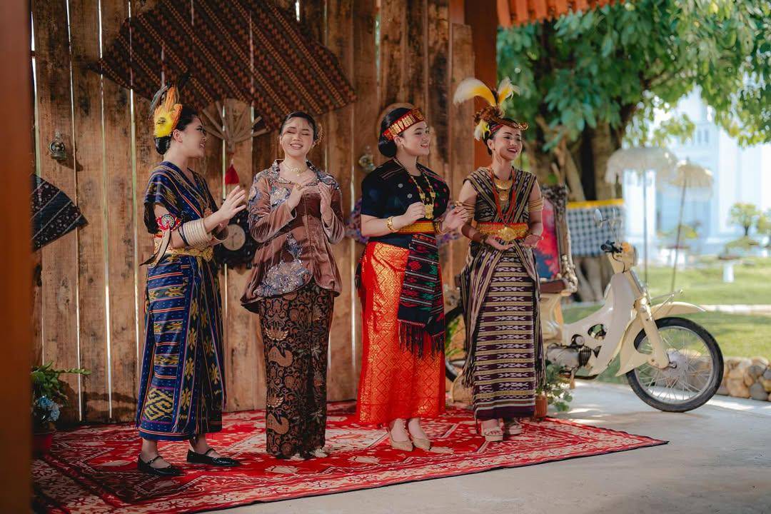 potret Amora Lemos berbusana Batak