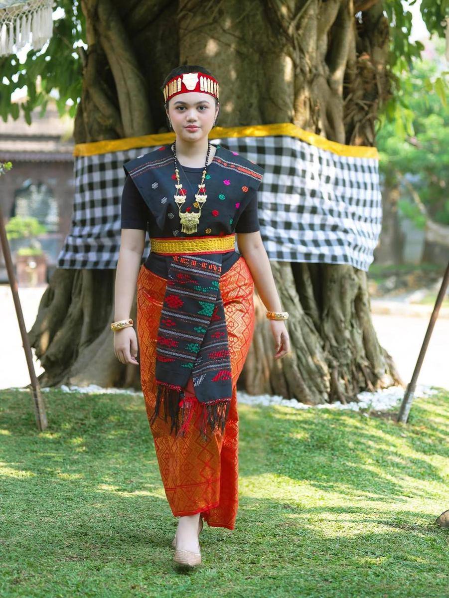 potret Amora Lemos berbusana Batak