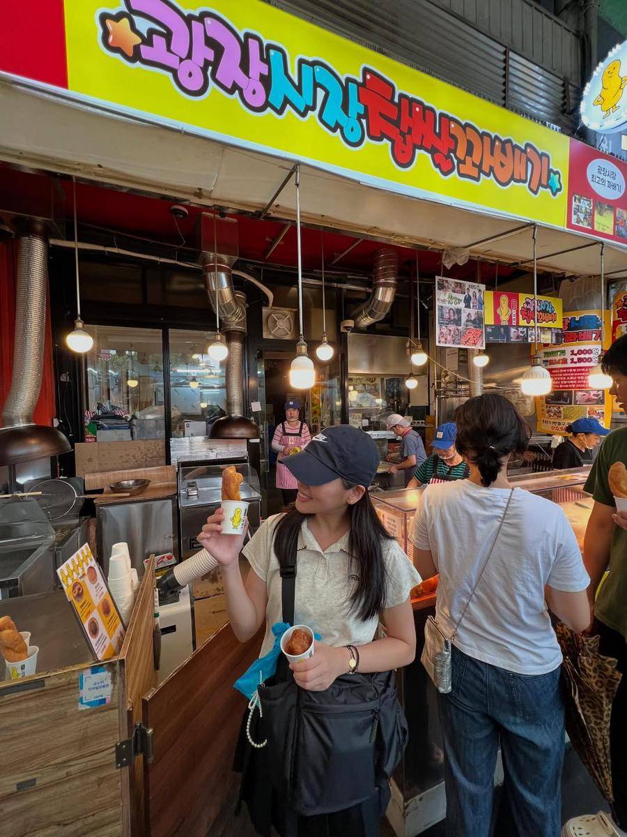 potret Haruka makan donat kepang Korea