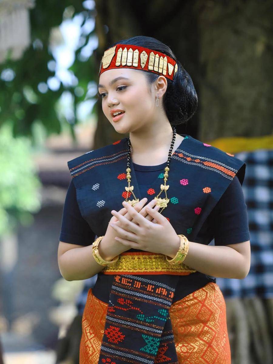 potret Amora Lemos berbusana Batak