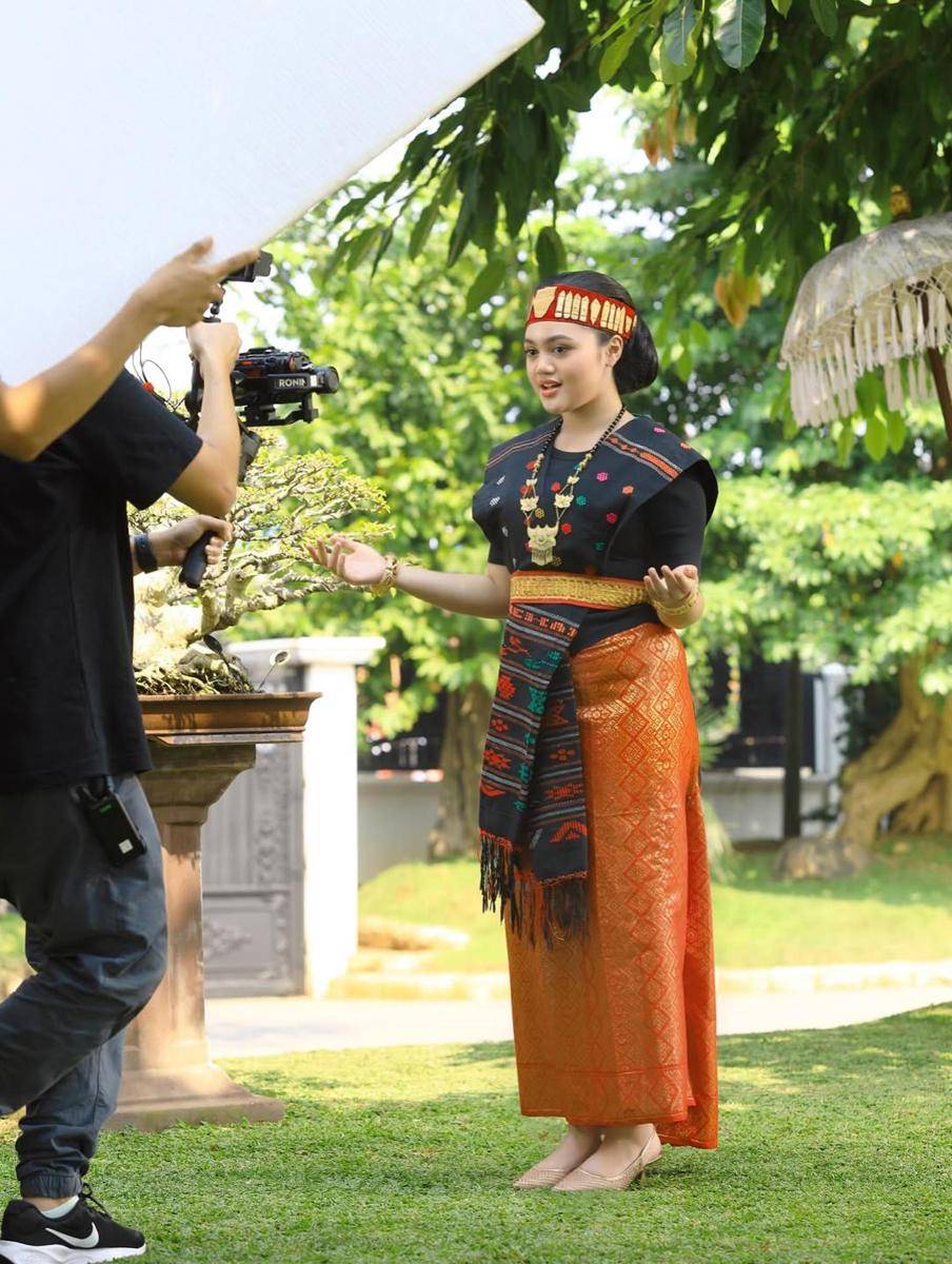 potret Amora Lemos berbusana Batak