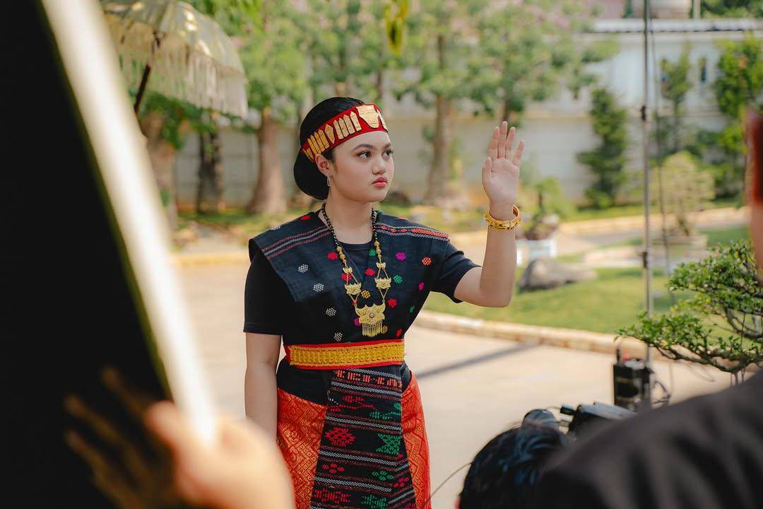 potret Amora Lemos berbusana Batak