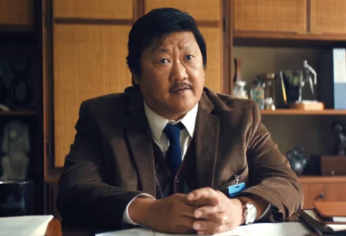 Benedict Wong sebagai Andrew dalam Weapons (dok. Warner Bros./Weapons)