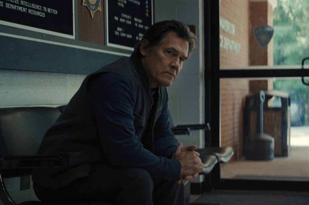 Josh Brolin sebagai Archer Graff dalam Weapons (dok. Warner Bros./Weapons)