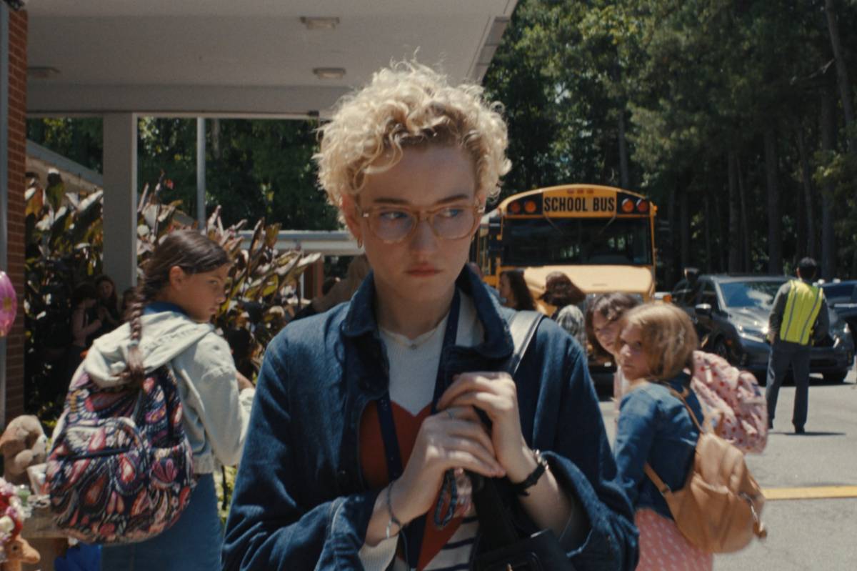 Julia Garner sebagai Justine Grandy dalam Weapons (dok. Warner Bros./Weapons)