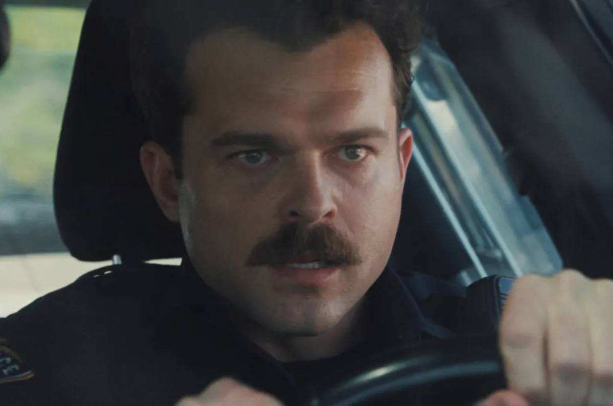 Alden Ehrenreich sebagai Paul Morgan dalam Weapons (dok. Warner Bros./Weapons)