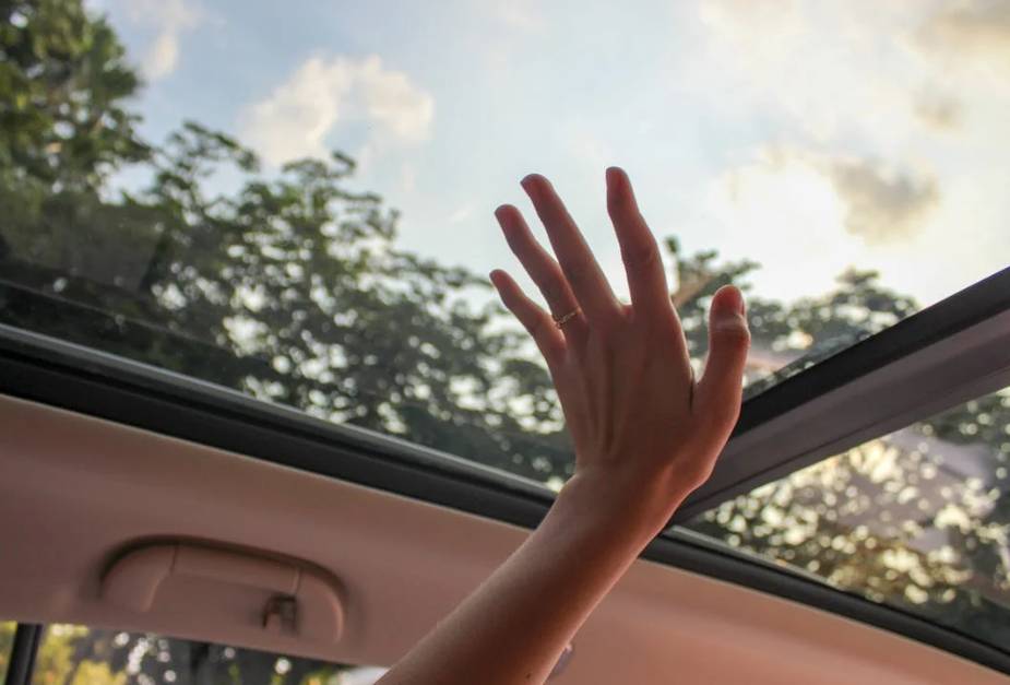 illustrasi sunroof mobil (pexels.com/Jem Sanchez)