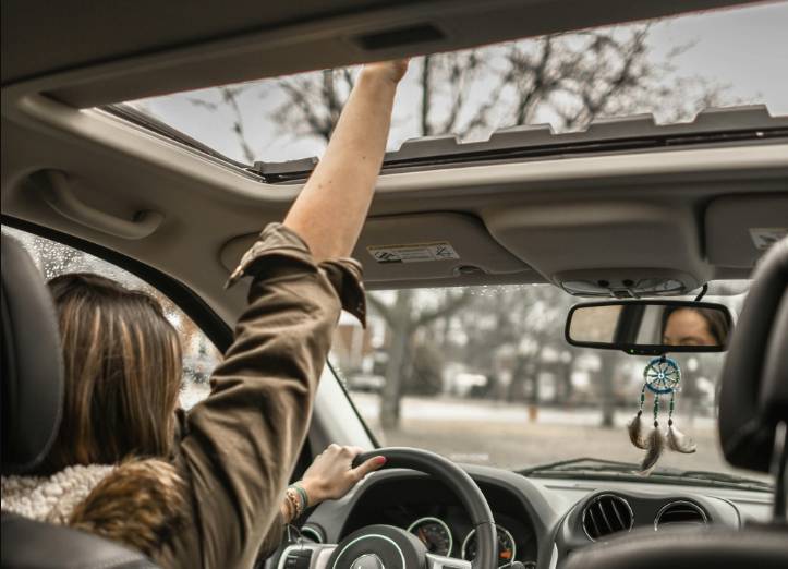 illustrasi mobil dengan sunroof (pexels.com/Element5 Digital)