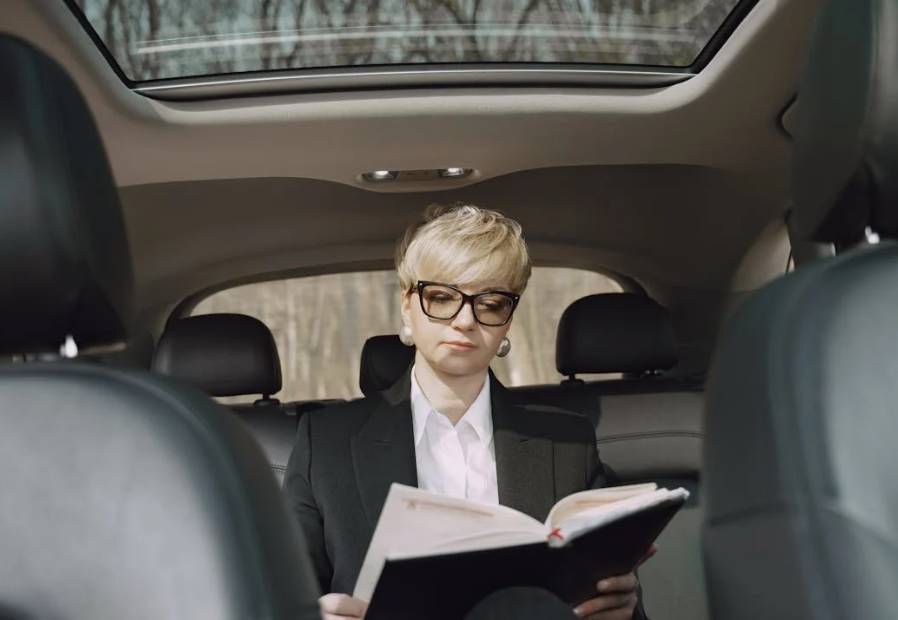 illustrasi mobil dengan sunroof (pexels.com/Gustavo Fring)