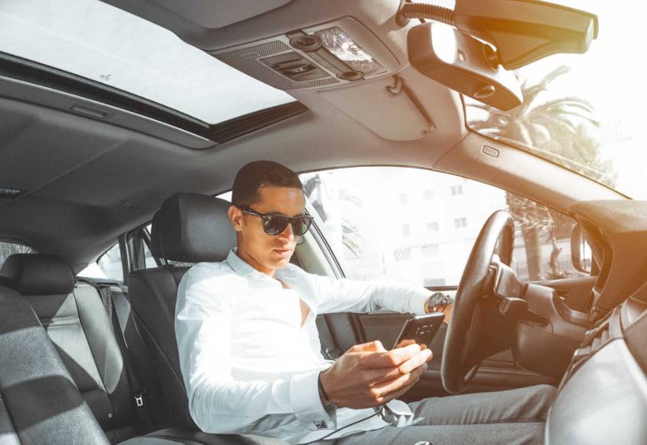 illustrasi mobil dengan sunroof (pexels.com/Hassan OUAJBIR)