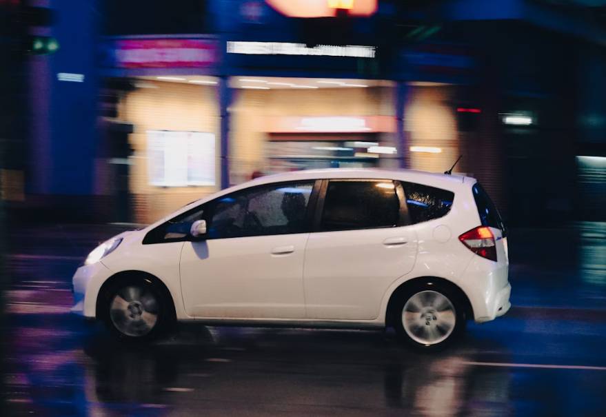 illustrasi mobil kecil (unsplash.com/Gargeya Sharma)