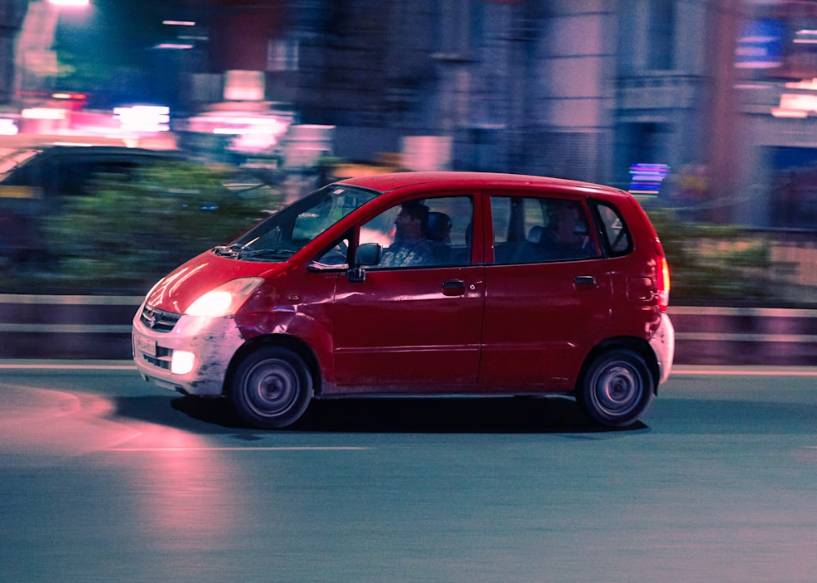 illustrasi mobil kecil (unsplash.com/Amit Rana)