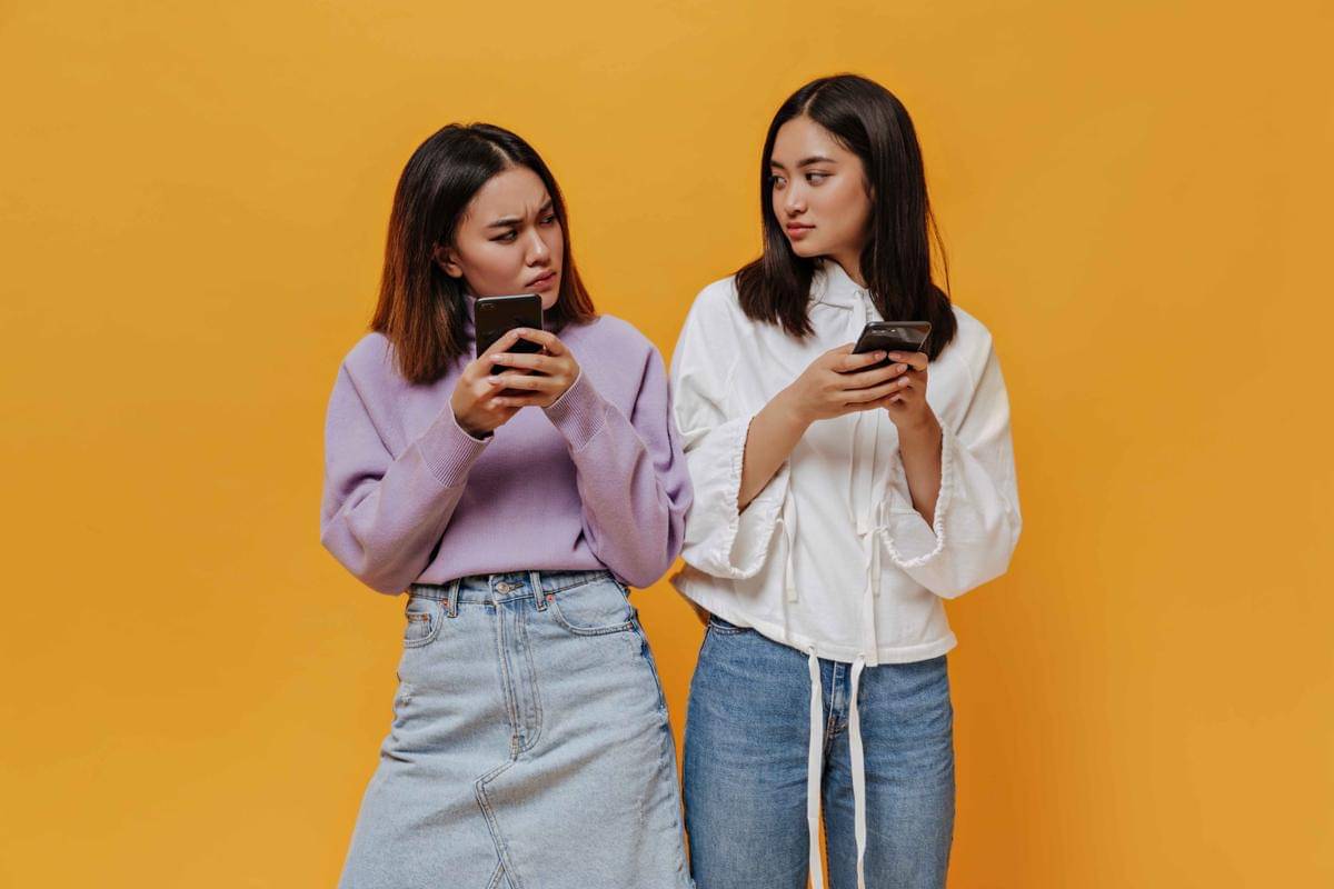 ilustrasi membandingkan teman dengan orang lain (freepik.com/lookstudio)