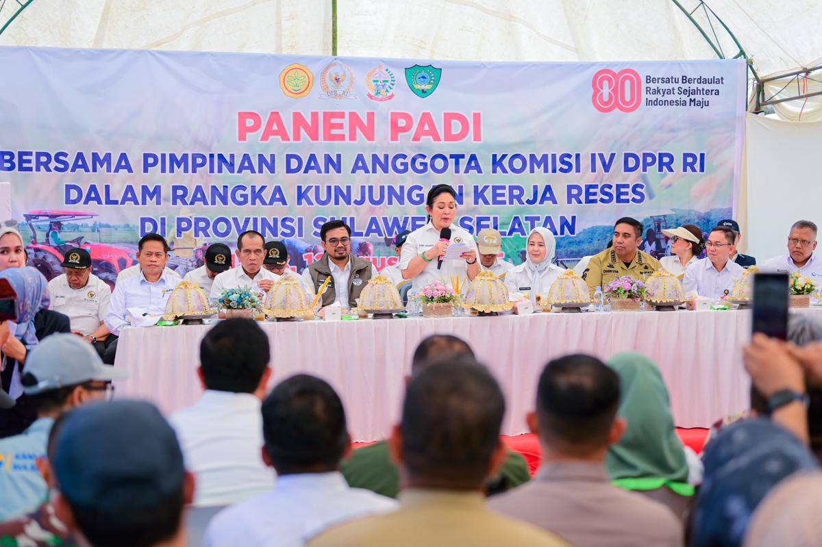 Ketua Komisi IV DPR RI Siti Hediati Hariyadi didampingi Wakil Gubernur Sulsel Fatmawati Rusdi, meninjau panen raya padi di Kelurahan Raya, Maros, Selasa (12/8/2025).