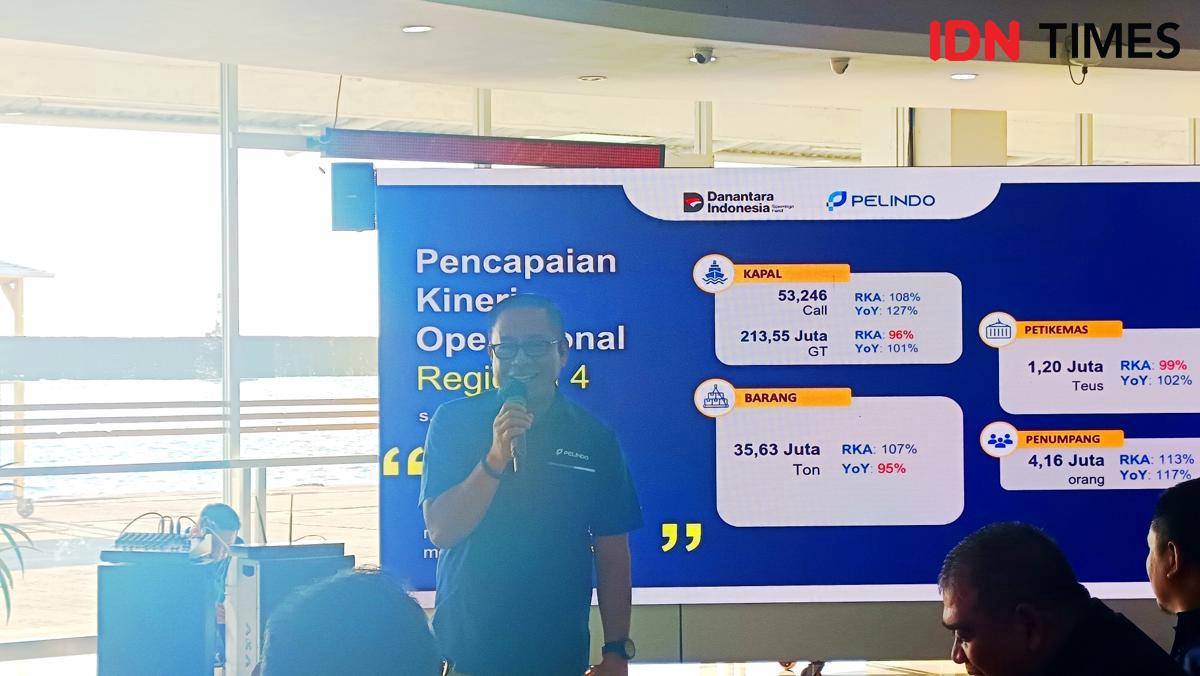 Executive Director 4 Pelindo Regional 4, Abdul Azis, memaparkan kinerja Semester I 2025 di Terminal Penumpang Pelabuhan Makassar, Selasa (12/8/2025).