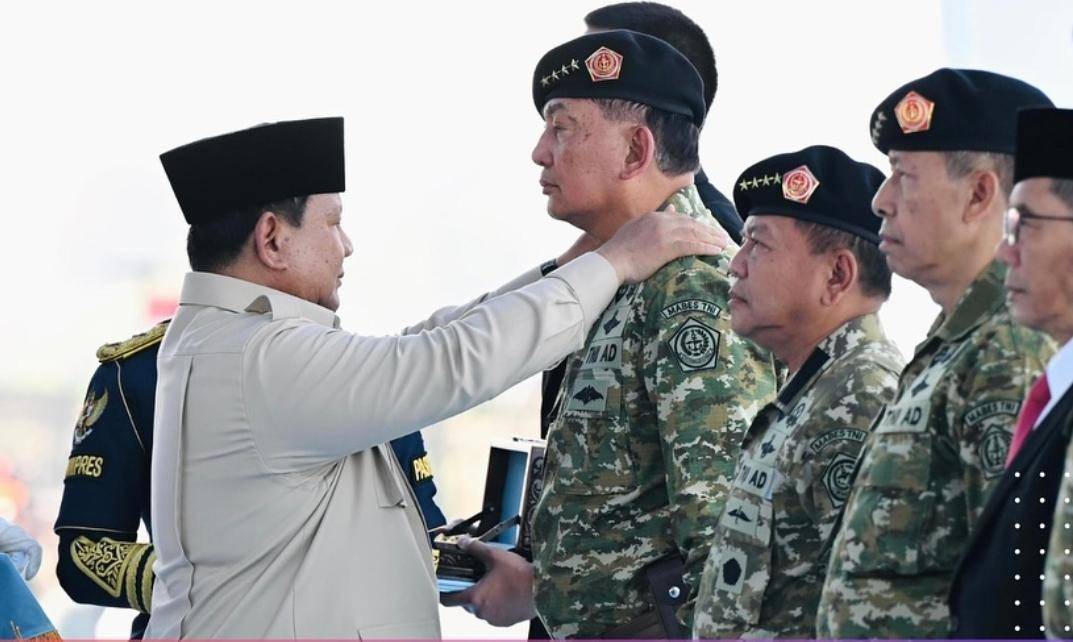 Presiden Prabowo Subianto ketika memberikan penghargaan jenderal kehormatan bagi Sjafrie Sjamsoeddin di Batujajar, Bandung, Jawa Barat. (www.instagram.com/@sjafrie.sjamsoeddin)