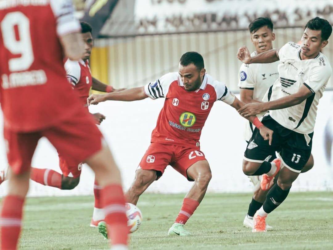 Pemain PS Barito Putera, Rizky Pora, saat menggiring bola saat laga melawan PSM Makassar di Stadion Demang Lehman Martapura pada laga lanjutan Liga 1, Sabtu (17/5/2025).