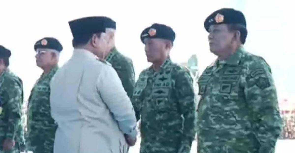 Letjen TNI (Hor) Dr. Tony SB Hoesodo ketika mendapat jenderal kehormatan dari Presiden Prabowo Subianto. (Tangkapan layar YouTube Puspen TNI)