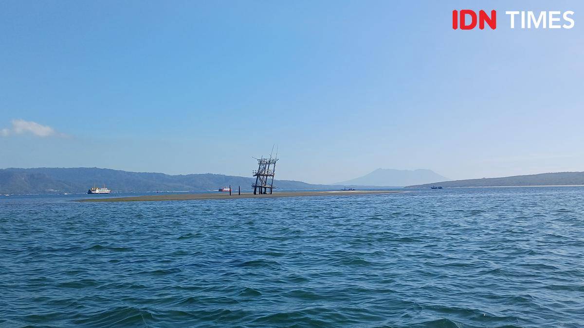 Potret pulau di tengah Teluk Gilimanuk, Melaya, Jembrana, Bali Barat