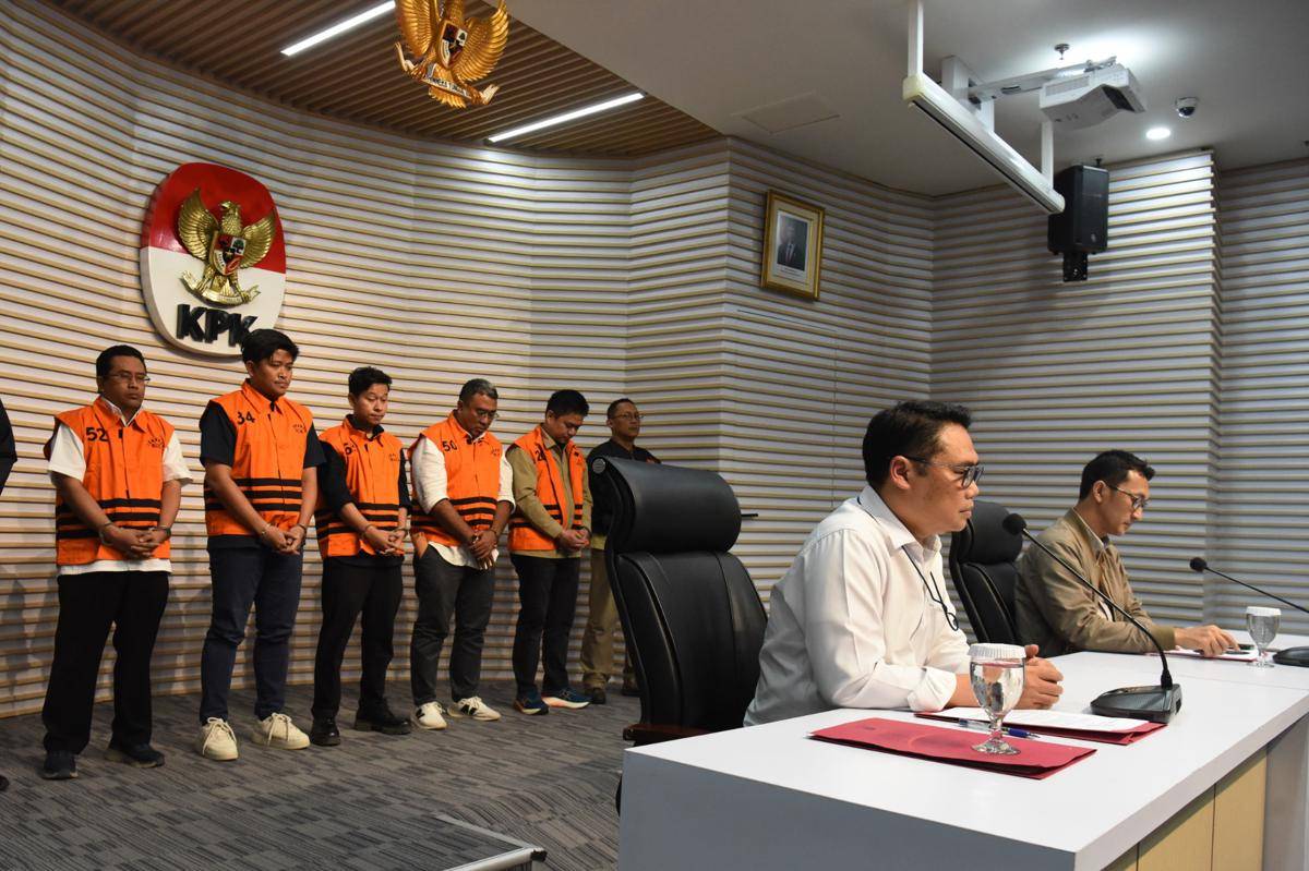 antarafoto-kpk-tahan-bupati-kolaka-timur-1754998935.jpg