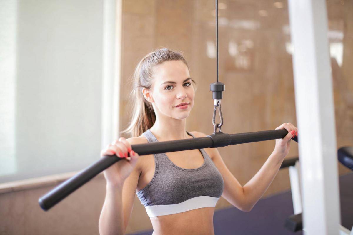 ilustrasi cable pulldown (pexels.com/Andrea Piacquadio)