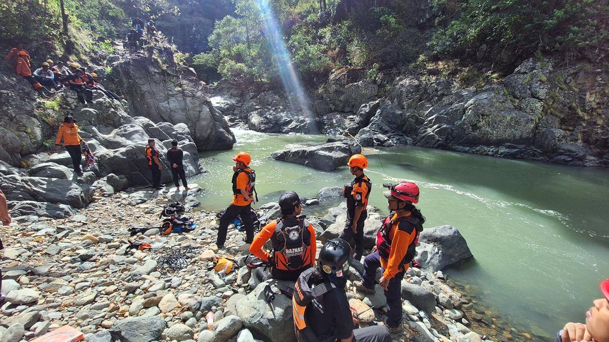 Tim SAR gabungan mencari pemuda tenggelam di Sungai Mangngampa, Kabupaten Maros, Sulawesi Selatan. (Dok. Istimewa)